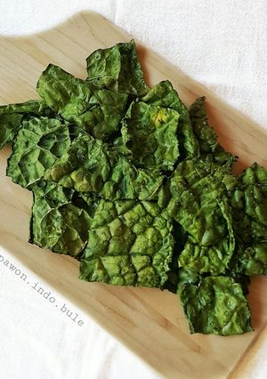 A picture of Kale Chips in the microwave.