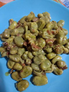 Una foto de Habitas con jamón y chorizo