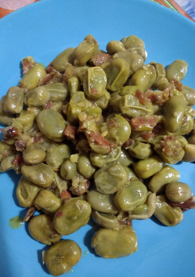 Una foto de Habitas con jamón y chorizo