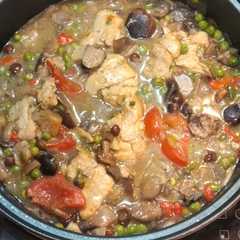 Una foto de Contramuslos de pollo con setas y verduras