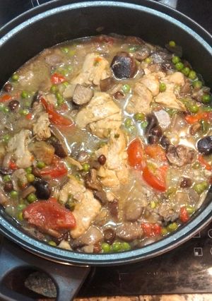 Una foto de Contramuslos de pollo con setas y verduras