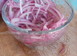 Una foto de Cebollita morada encurtida
