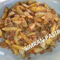 A picture of Potatoes chips n mince meat.