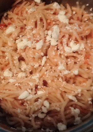 Una foto de Spaghetti rojo con queso 🍝🍝🍝