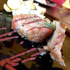 A picture of Lomo con salsa de frutos rojos.