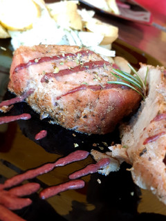 Una foto de Lomo con salsa de frutos rojos