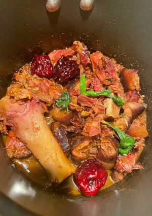 A picture of Pork Hock Braised with Coke and Jujube.