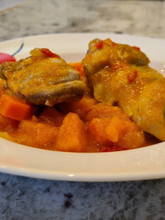 Una foto de Jamoncitos de pollo guisados con boniato y tomate