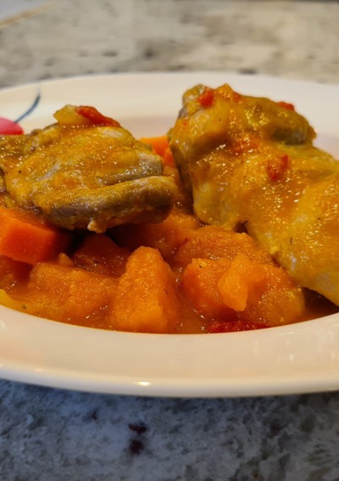 Una foto de Jamoncitos de pollo guisados con boniato y tomate