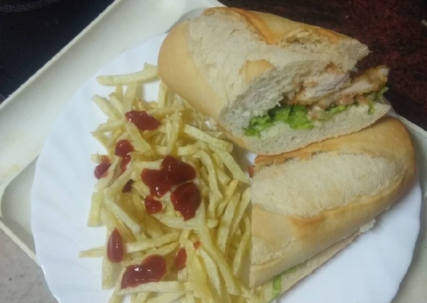 Bocadillo de pechuga, lechuga, tomate y papas fritas