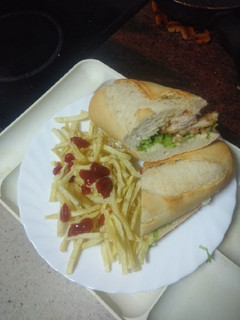 Una foto de Bocadillo de pechuga, lechuga, tomate y papas fritas