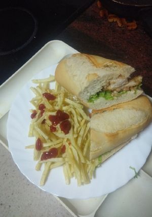 Una foto de Bocadillo de pechuga, lechuga, tomate y papas fritas