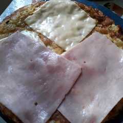 Una foto de Tortilla de papas con jamón y queso