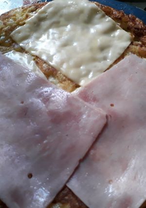 Una foto de Tortilla de papas con jamón y queso