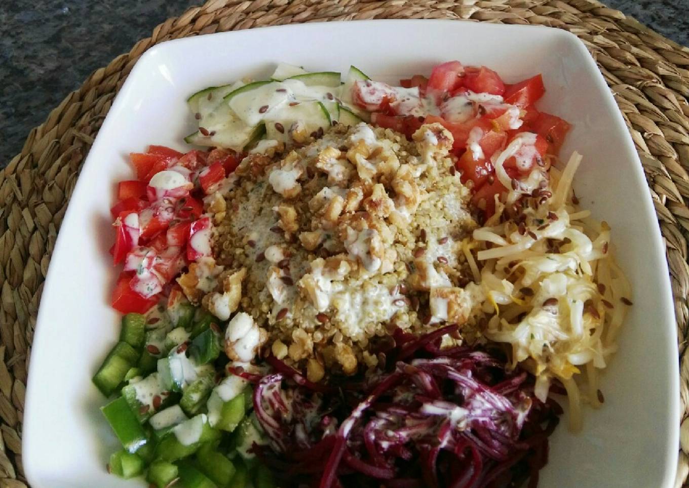 Ensalada de quinoa con salsa de yogurt y queso