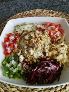 Una foto de Ensalada de quinoa con salsa de yogurt y queso