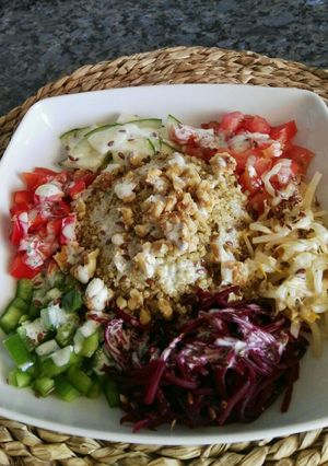 Foto principal de Ensalada de quinoa con salsa de yogurt y queso