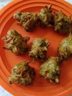 பாலக் கீரை போண்டா (Paalak keerai bonda recipe in tamil) செய்முறை முக்கிய புகைப்படம்