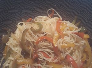 Una foto de Vermichelli con vegetales salteados