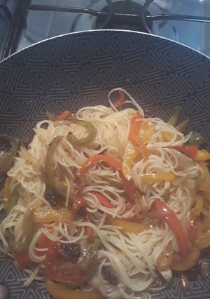 Una foto de Vermichelli con vegetales salteados