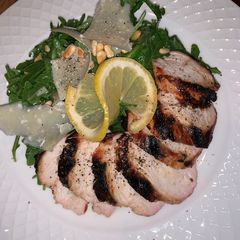Grilled chicken with arugula salad 🥗 A picture of Grilled chicken with arugula salad 🥗.