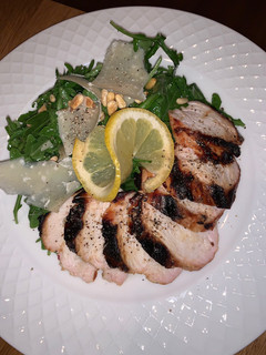 A picture of Grilled chicken with arugula salad 🥗.
