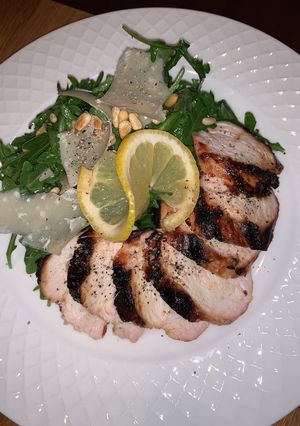 A picture of Grilled chicken with arugula salad 🥗.