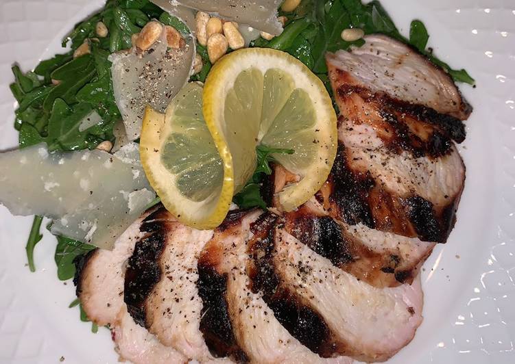 Grilled chicken with arugula salad 