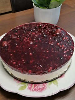 Mascarponés erdei gyümölcsös torta recept fotója