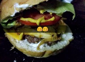 صورة لوصفة البرجر المنزلي بصوص المشروم 😋 😋
