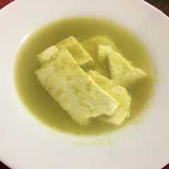 Una foto de Queso en salsa de tomate verde
