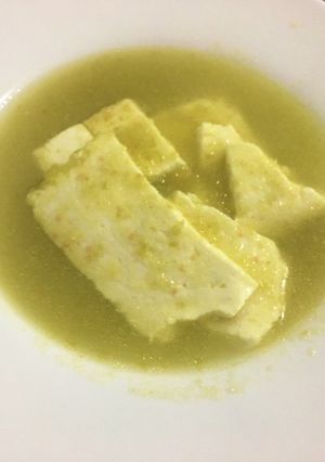 Una foto de Queso en salsa de tomate verde