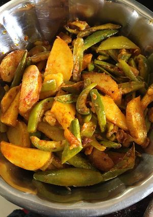 પરવળ બટાકા નું શાક (Parvar Bataka Shak Recipe In Gujarati) રેસીપી મુખ્ય ફોટો