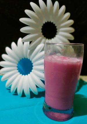 ગુલાબ નું દૂધ કોલ્ડડ્રિંક્સ(Rose Milk Coldrinks Recipe In Gujarati) રેસીપી મુખ્ય ફોટો