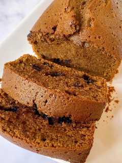 Una foto de Budín de cacao amargo y café