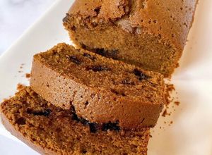 Una foto de Budín de cacao amargo y café