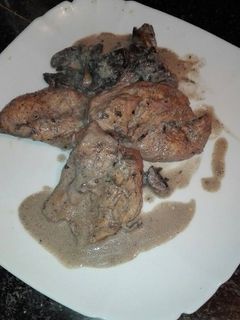 Una foto de Pechuga de pollo con nata y champiñones naturales