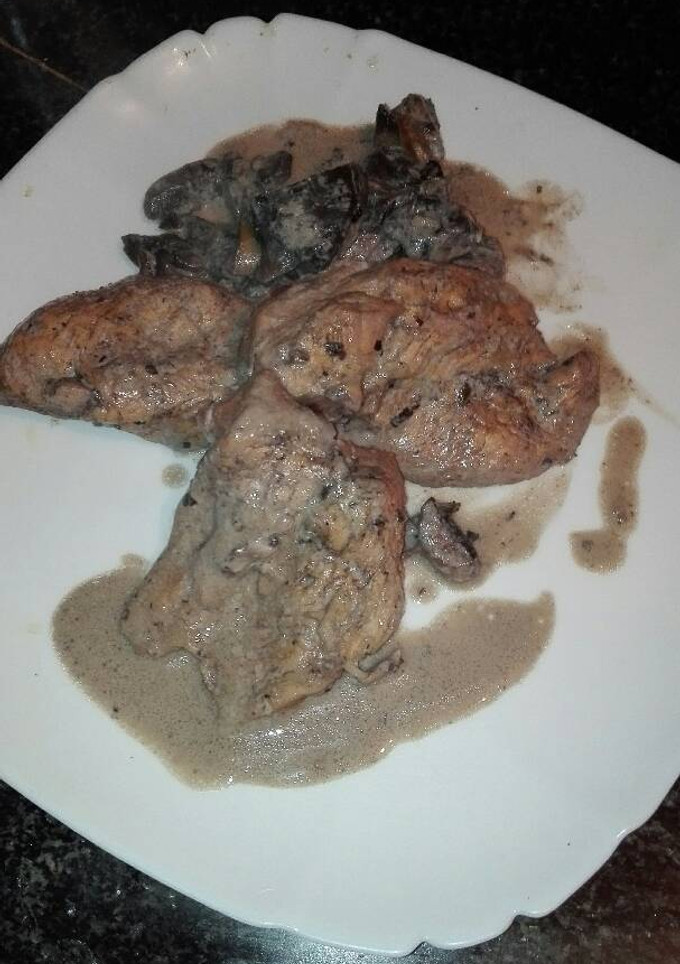 Una foto de Pechuga de pollo con nata y champiñones naturales