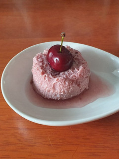 Una foto de Flan light de cerezas