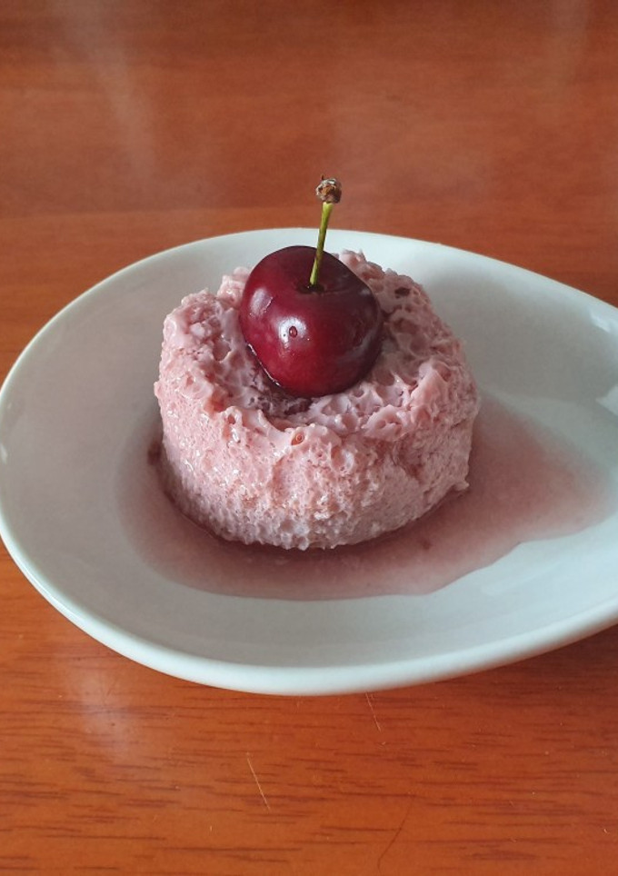 Una foto de Flan light de cerezas