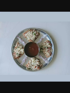 રોટી પીઝા (Roti Pizza Recipe In Gujarati) રેસીપી મુખ્ય ફોટો