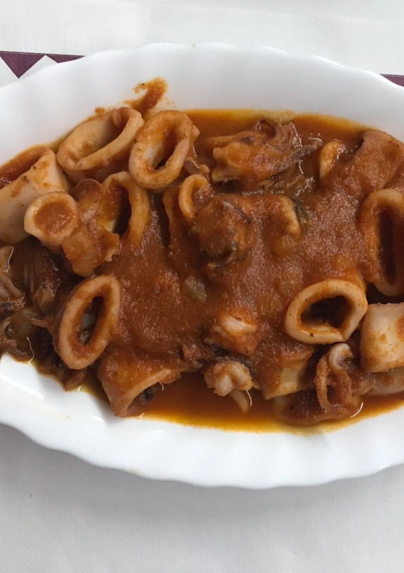Una foto de Calamares en salsa picante