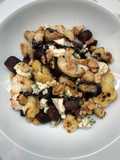 Coliflor y betabel asados con queso azul y nueces de Castilla