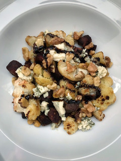 Una foto de Coliflor y betabel asados con queso azul y nueces de Castilla