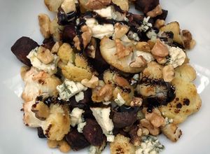 Una foto de Coliflor y betabel asados con queso azul y nueces de Castilla