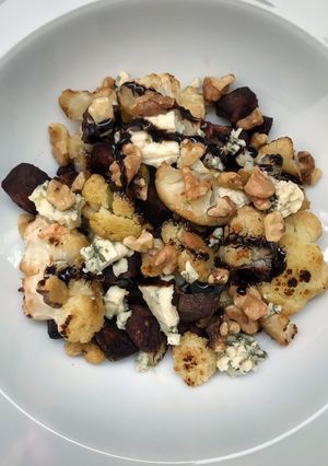 Una foto de Coliflor y betabel asados con queso azul y nueces de Castilla