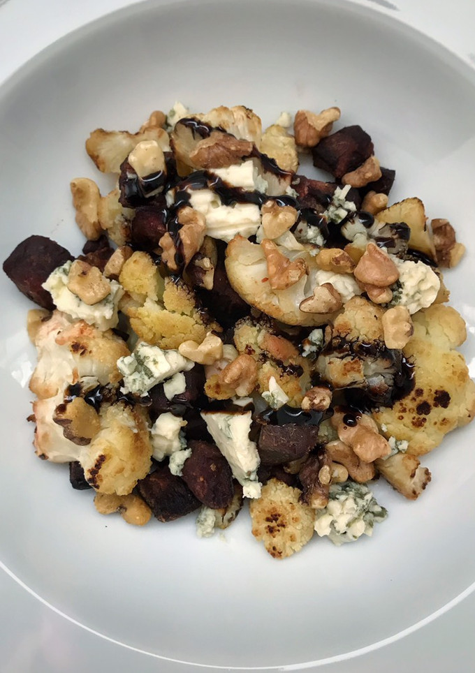 Una foto de Coliflor y betabel asados con queso azul y nueces de Castilla