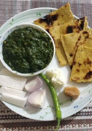 સરસો નું સાગ સાથે મકાઈ ના રોટલા(Sarso nu sag and makai roti recipe in Gujarati) રેસીપી મુખ્ય ફોટો