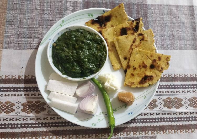 સરસો નું સાગ સાથે મકાઈ ના રોટલા(Sarso nu sag and makai roti recipe in Gujarati) રેસીપી મુખ્ય ફોટો