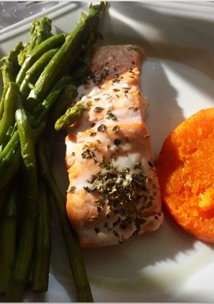 Una foto de Salmón al horno con espárragos y calabaza. Light